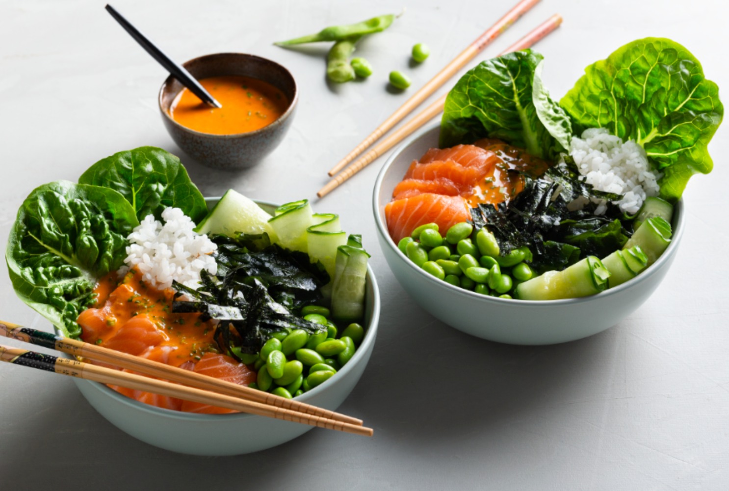 Receta de Poke de arroz picante con salmón crudo